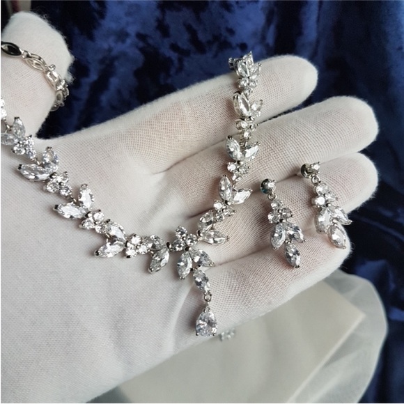 Swarovski Elements Platinum Marquis Teardrop Leaf Necklace & Earrings SET - Picture 1 of 16